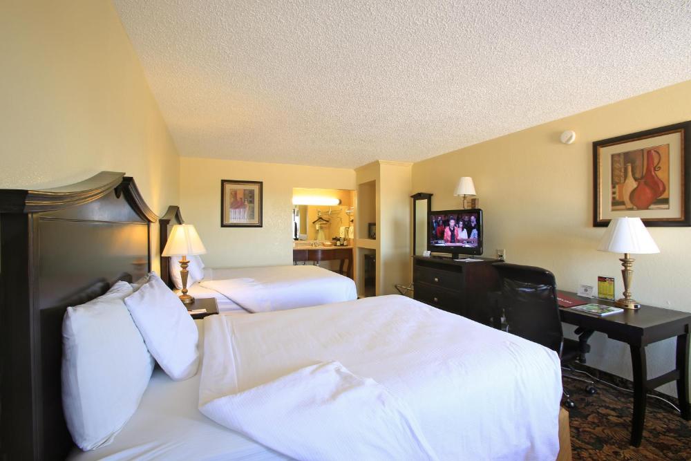Queen Room with Two Queen Beds - Non-Smoking interior
