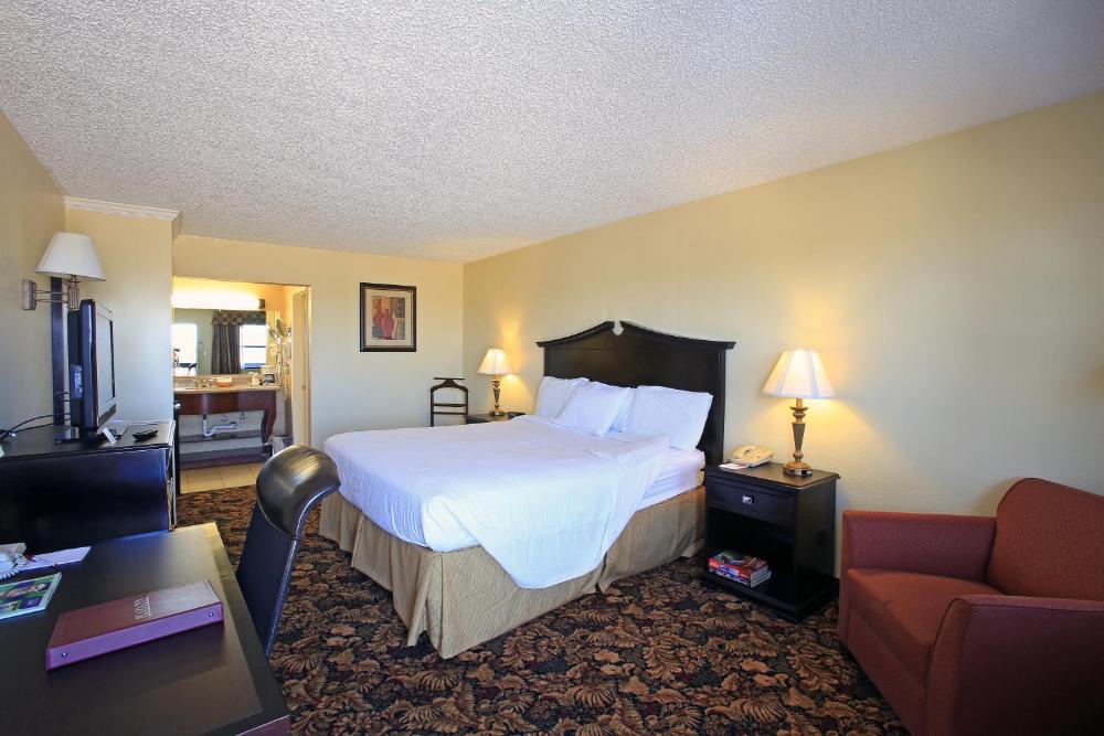 King Room - Non-Smoking interior